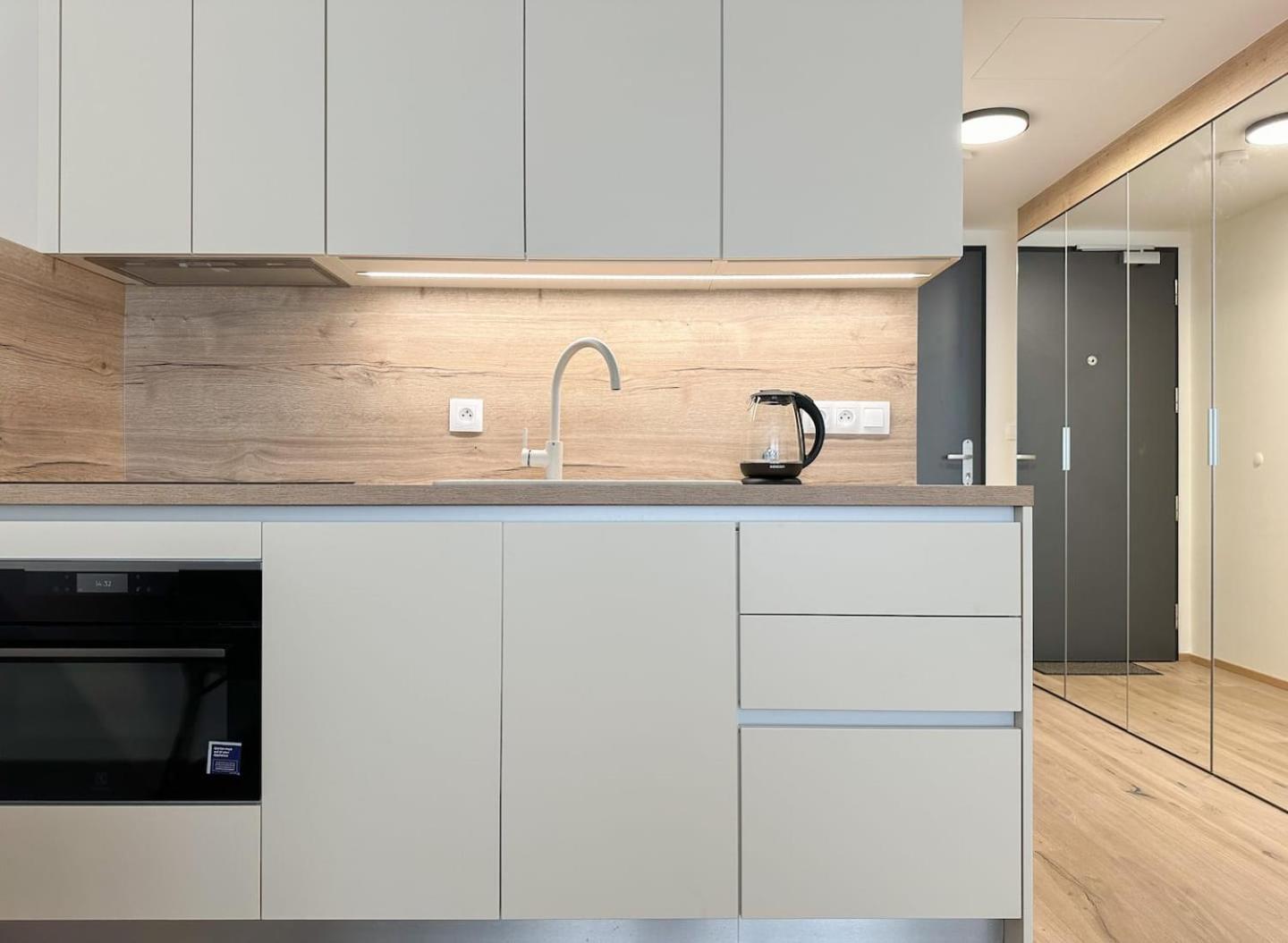 Real Living By Refa Karlin 406 * Prag